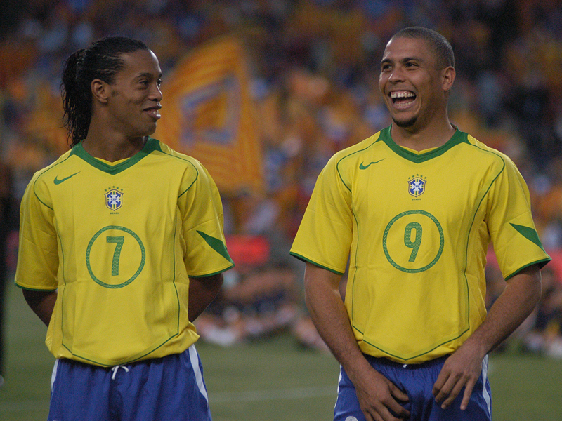 ronaldo y ronadinho con la seleccion brasileña de futbol