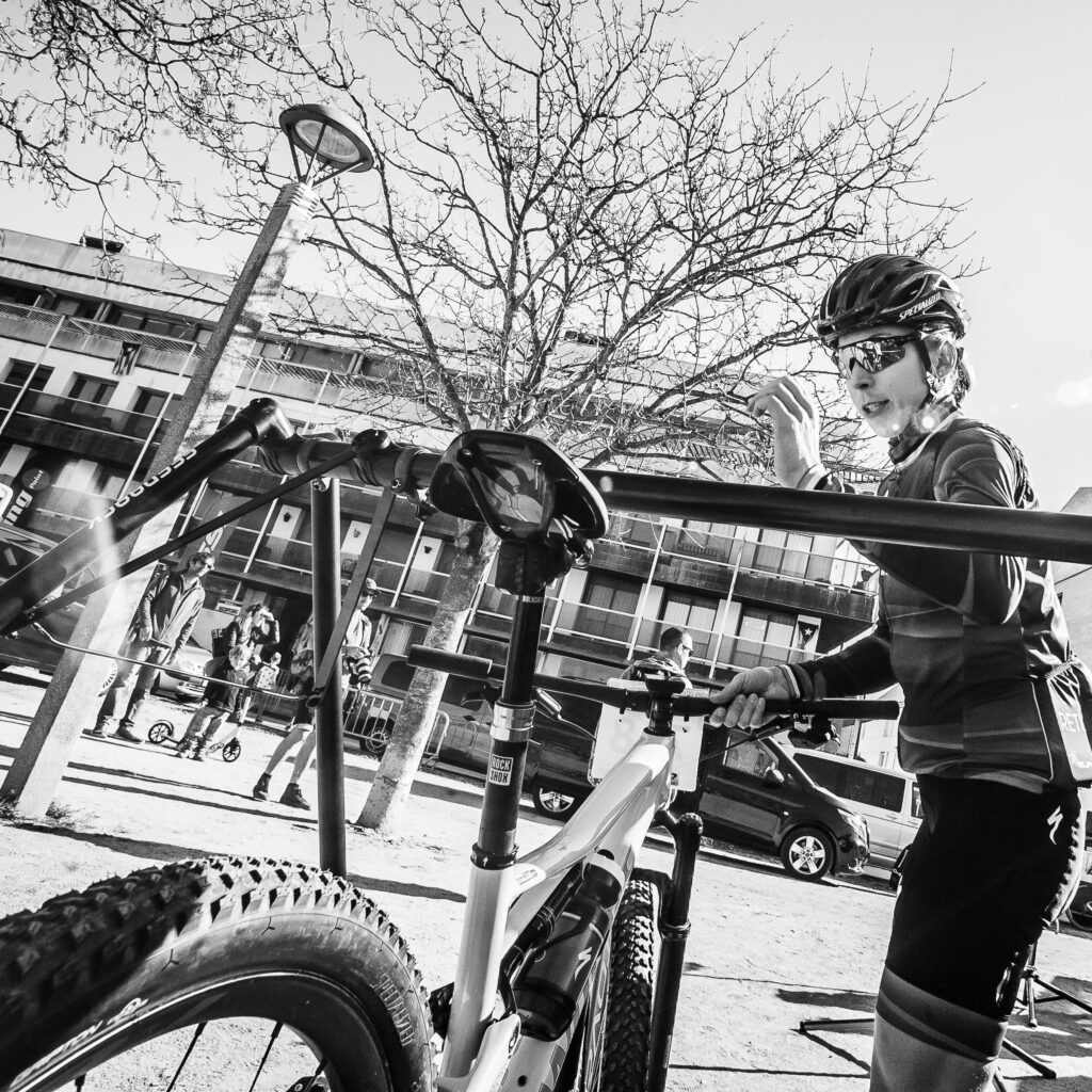Annika Langvad Specialized coje su bicicleta en la Copa Catalana Mtb