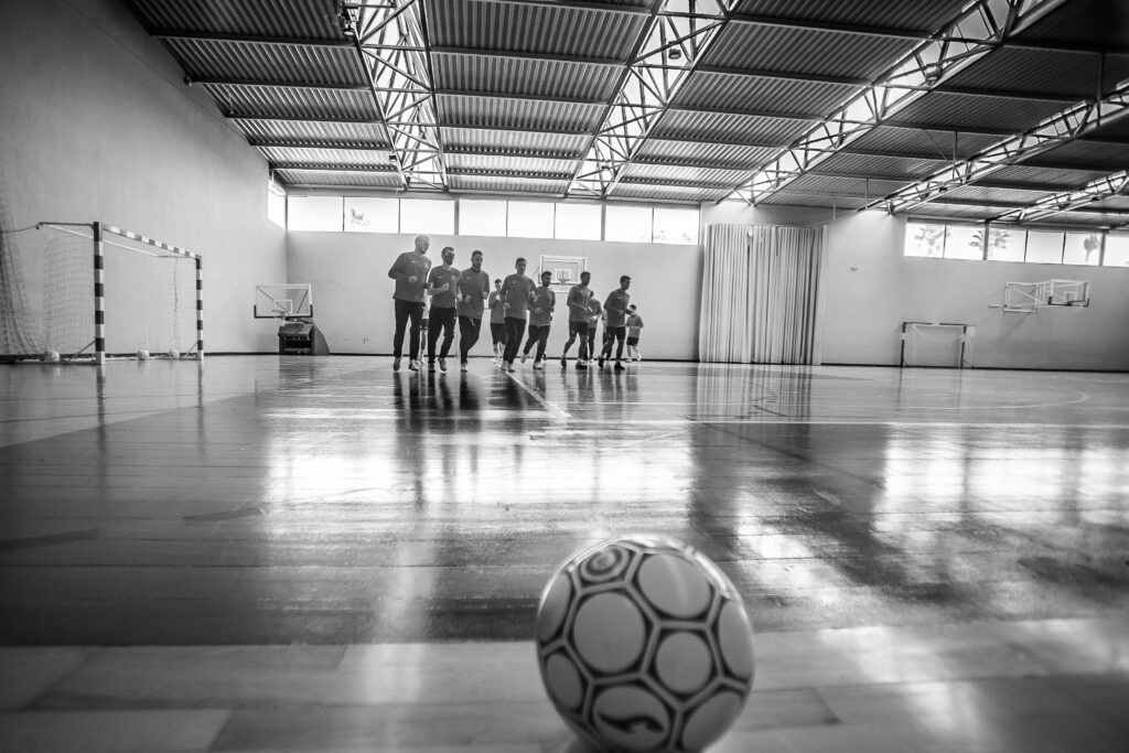 Jugadores de Industrias Santa Coloma calentando ante un balón liga nacional de fútbol sala